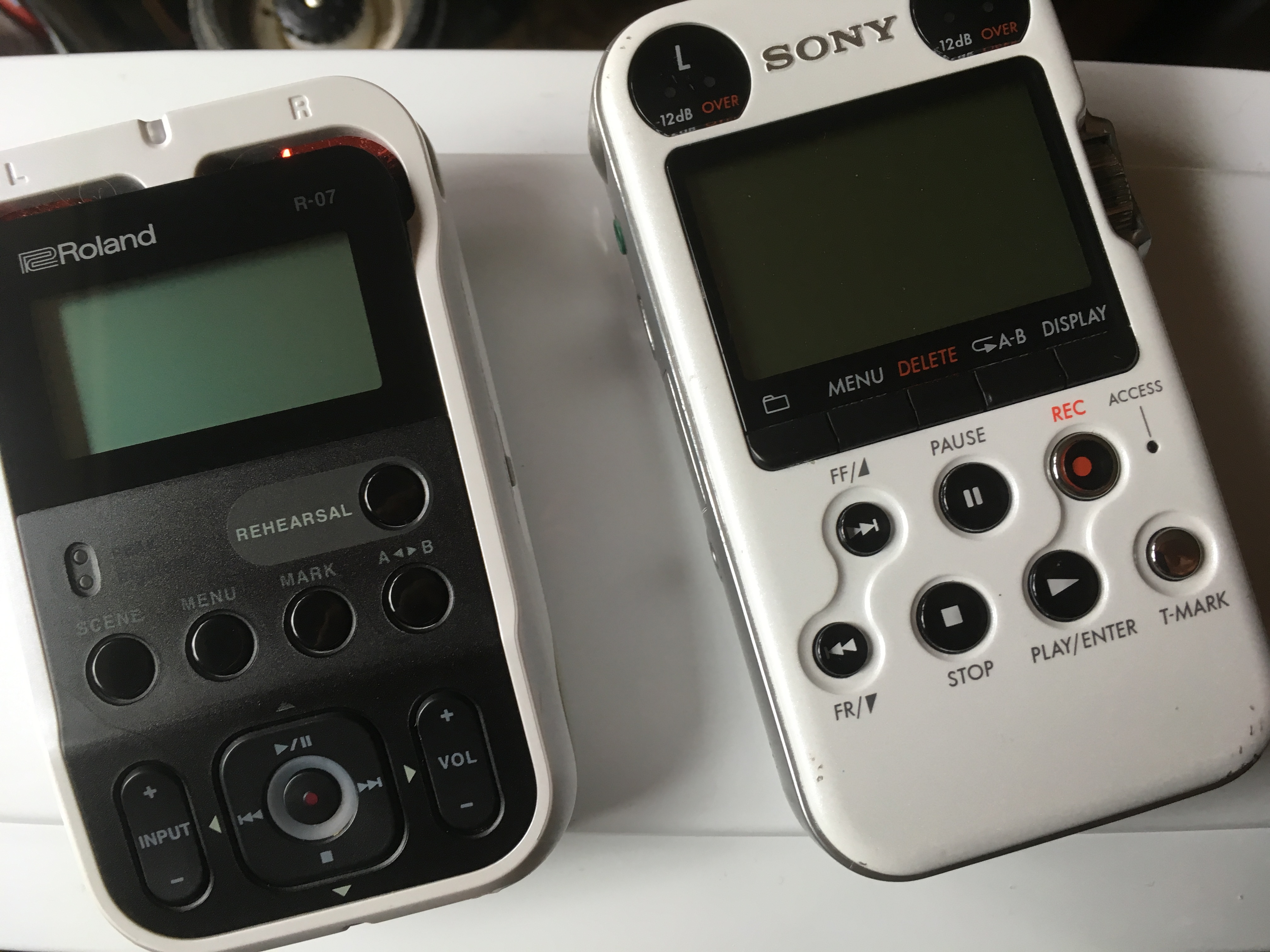 wond Afhankelijkheid dood gaan Handheld Recorder Shootout: Roland R-07 and Sony M10